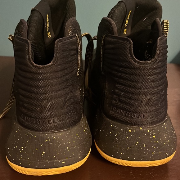 Steph curry kids size 7 under armour black and gold basketball shoes - Picture 2 of 3